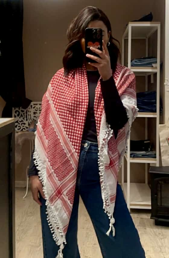 Keffieyh Palestinien mixte rouge et blanche : Tissage artisanal et motifs intemporels