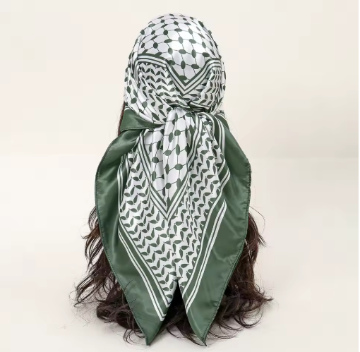 Foulard carré satin motif keffieh vert et blanc