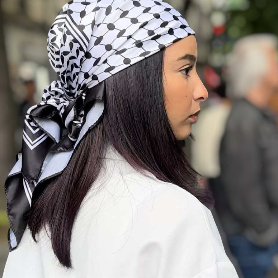 Foulard carré en Satin Imprimé Keffiyeh