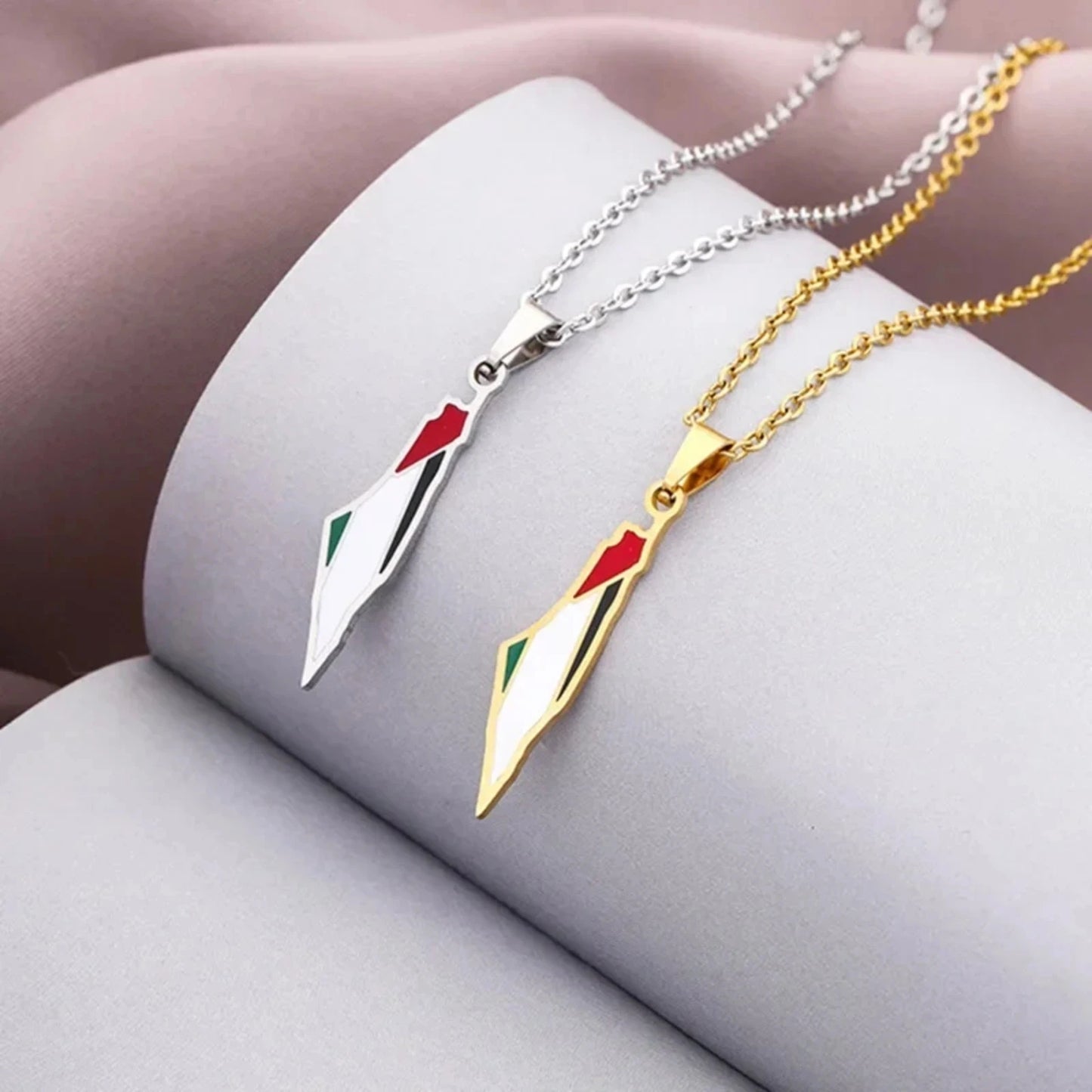 Collier carte avec drapeau aux couleurs de la Palestine