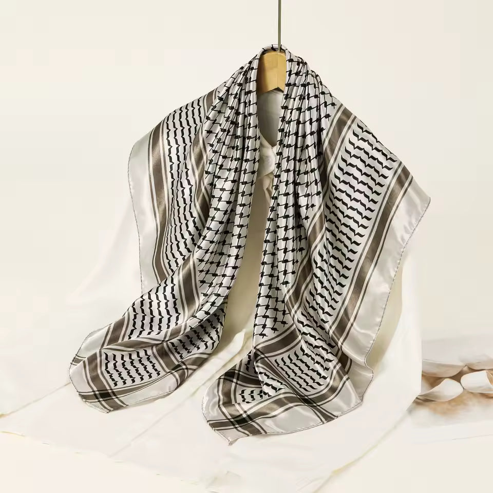 Foulard motif keffieh noir et blanc en satin