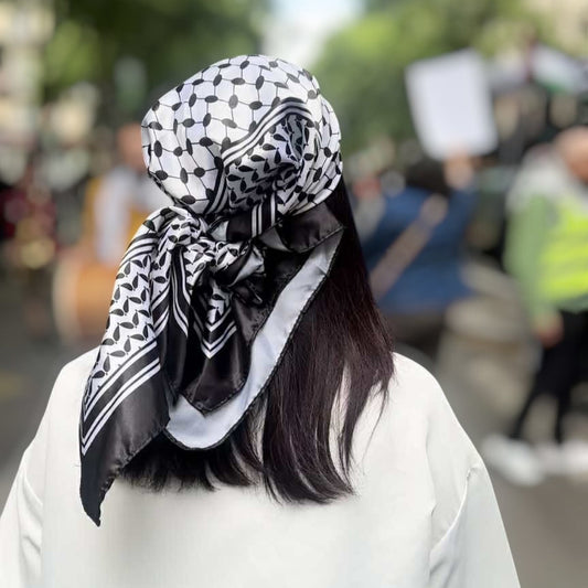 Foulard keffieh palestinien noir et blanc en satin